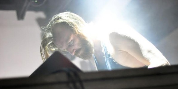 Είδαμε Ben Frost: το «Ρομάντζο» γέμισε με κόσμο και ο νους μας με φως 